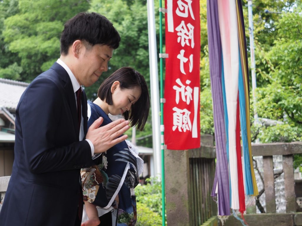 豊玉氷川神社にて自然なお宮参りの参拝姿
