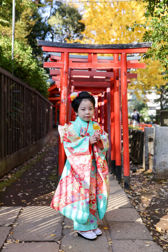 根津神社の鳥居前で七五三祝い写真を撮影しました