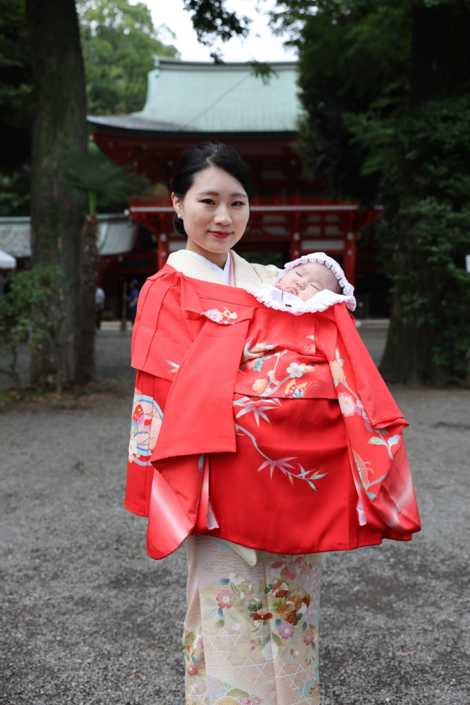 井草八幡宮楼門前でのお母さんとのお宮参り写真