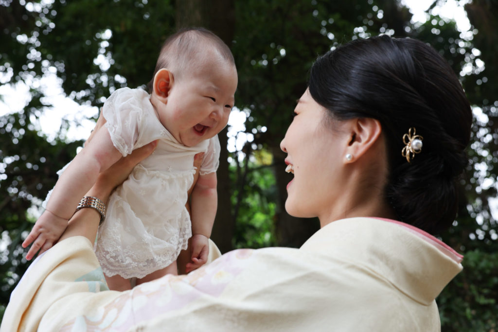 井草八幡宮でお母さんと見つめ合いにっこりと微笑むお宮参り写真