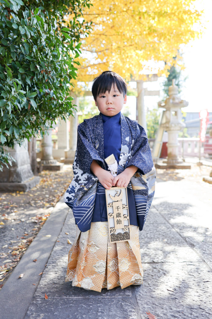 清瀬日枝神社水天宮でイチョウの木をバックにした5歳七五三写真