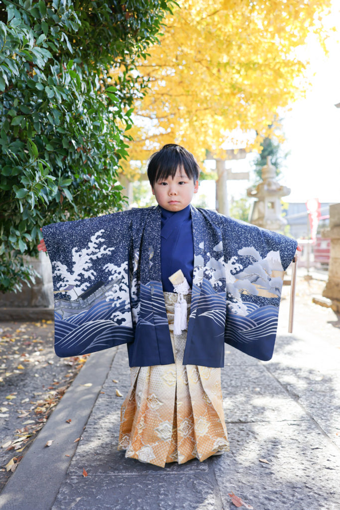 清瀬日枝神社水天宮でイチョウの木を背景にした5歳七五三写真