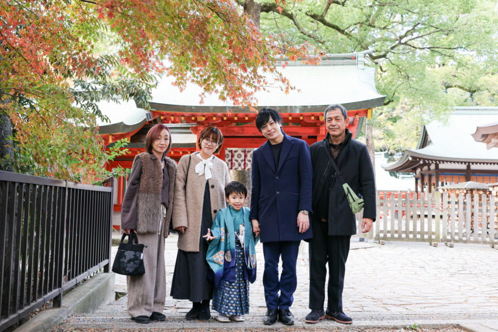 大宮氷川神社でご家族と一緒に微笑む自然な姿の5歳七五三写真を撮影しました