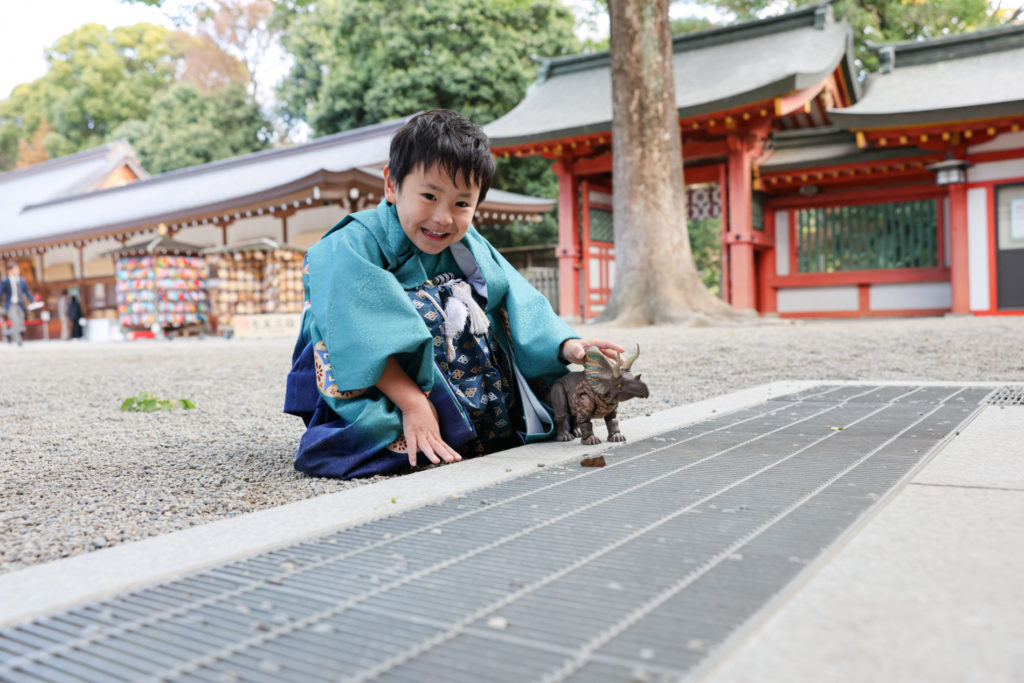 大宮氷川神社で微笑む自然な姿の5歳七五三写真を撮影しました